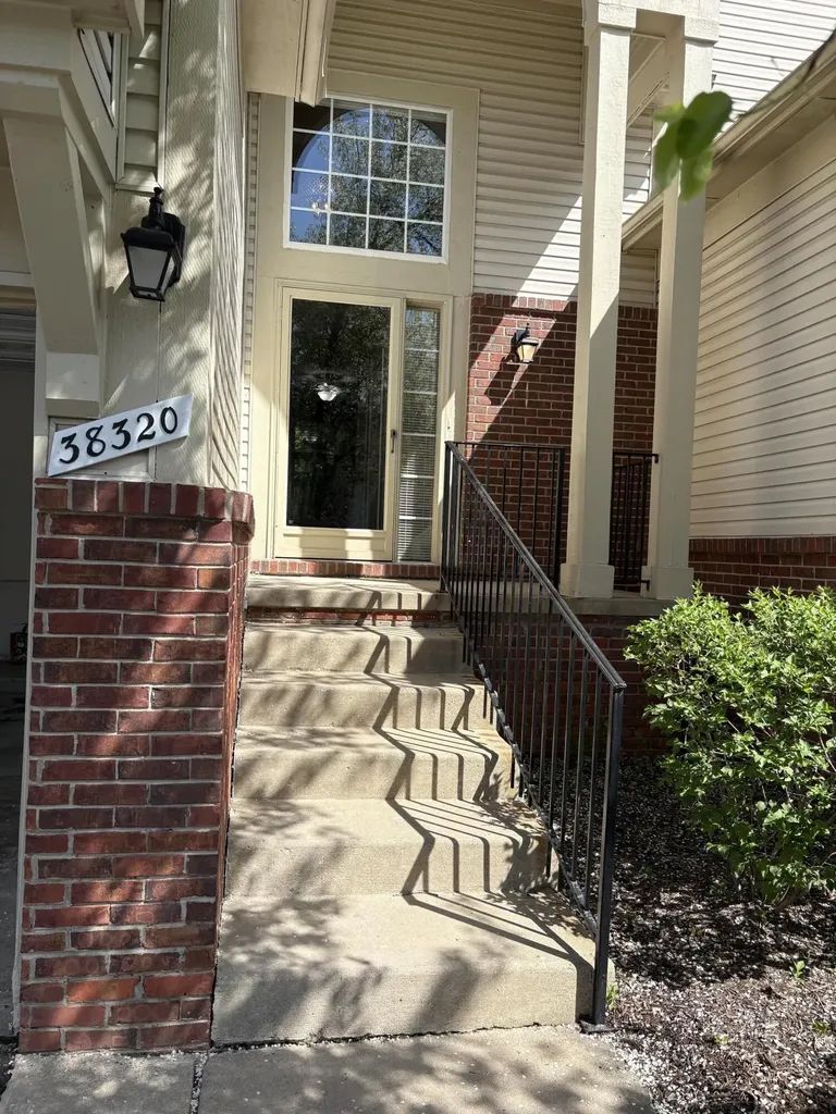 38320 Saratoga Circle Farmington Hills City MI 48331