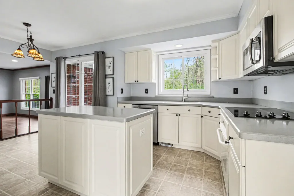 15698 Oakhill Court Livonia City MI 48154