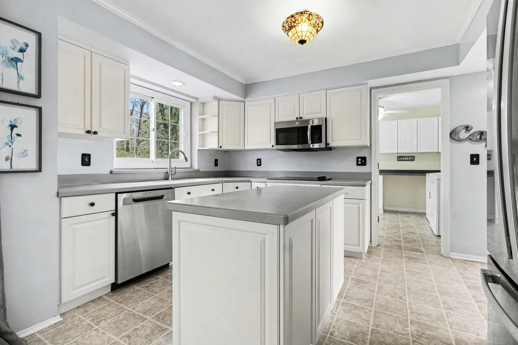 15698 Oakhill Court Livonia City MI 48154