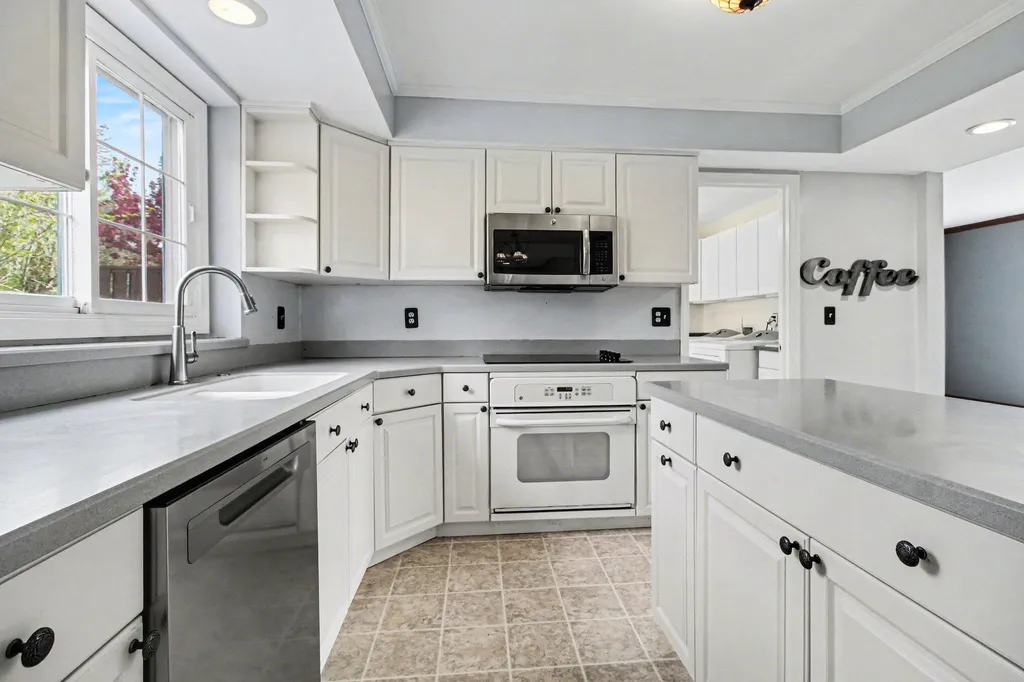 15698 Oakhill Court Livonia City MI 48154