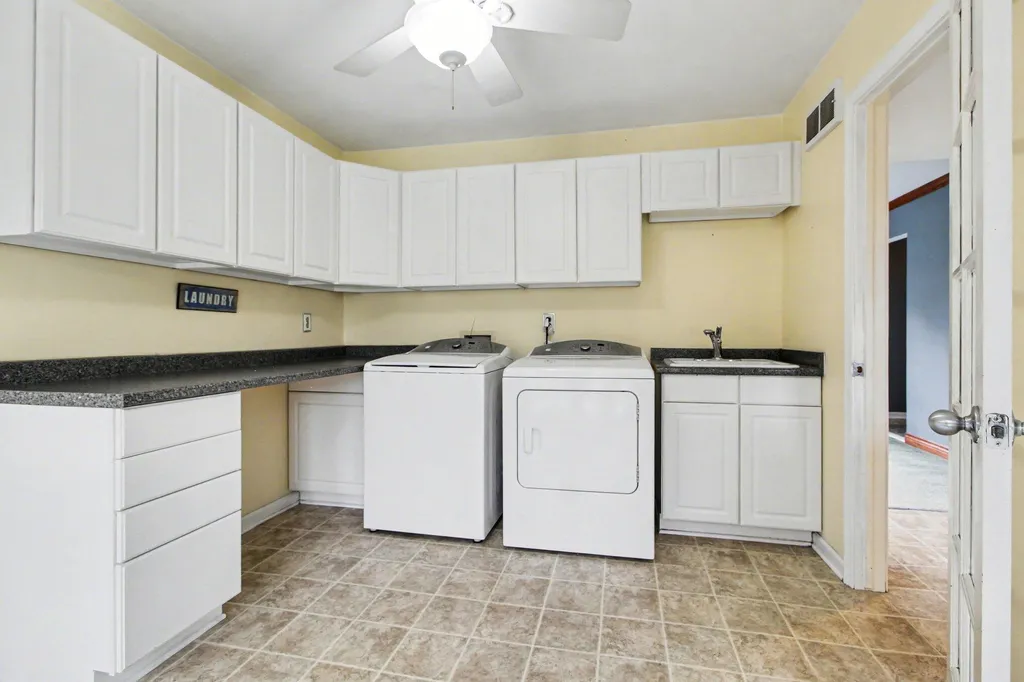 15698 Oakhill Court Livonia City MI 48154