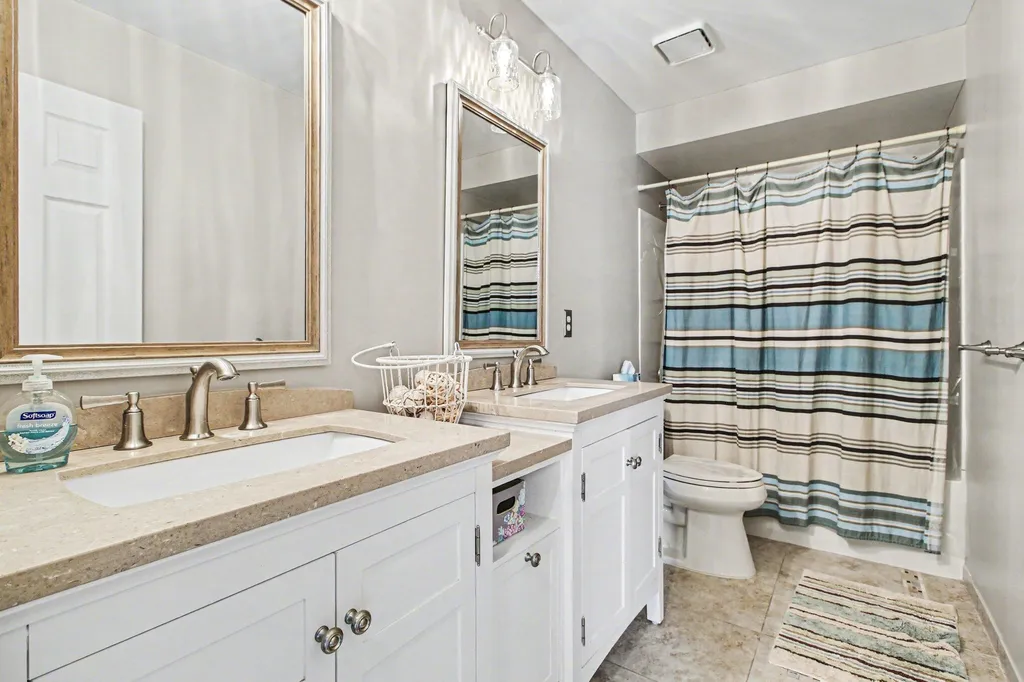 15698 Oakhill Court Livonia City MI 48154