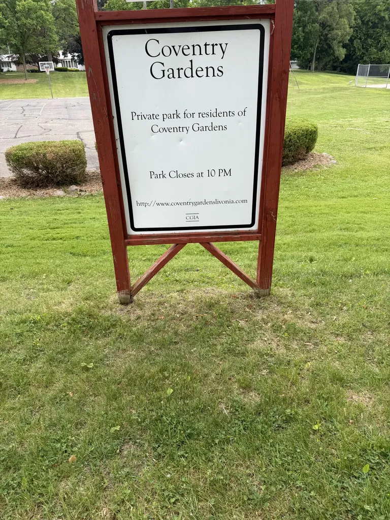 15698 Oakhill Court Livonia City MI 48154