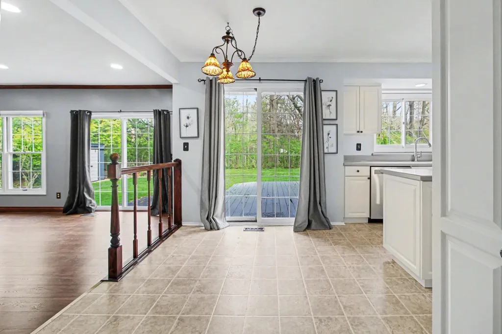 15698 Oakhill Court Livonia City MI 48154