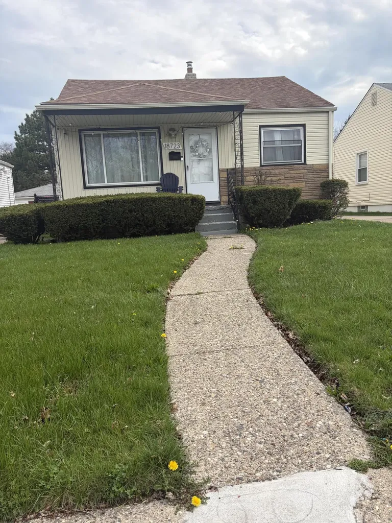 18723 Woodland Street Harper Woods City MI 48225