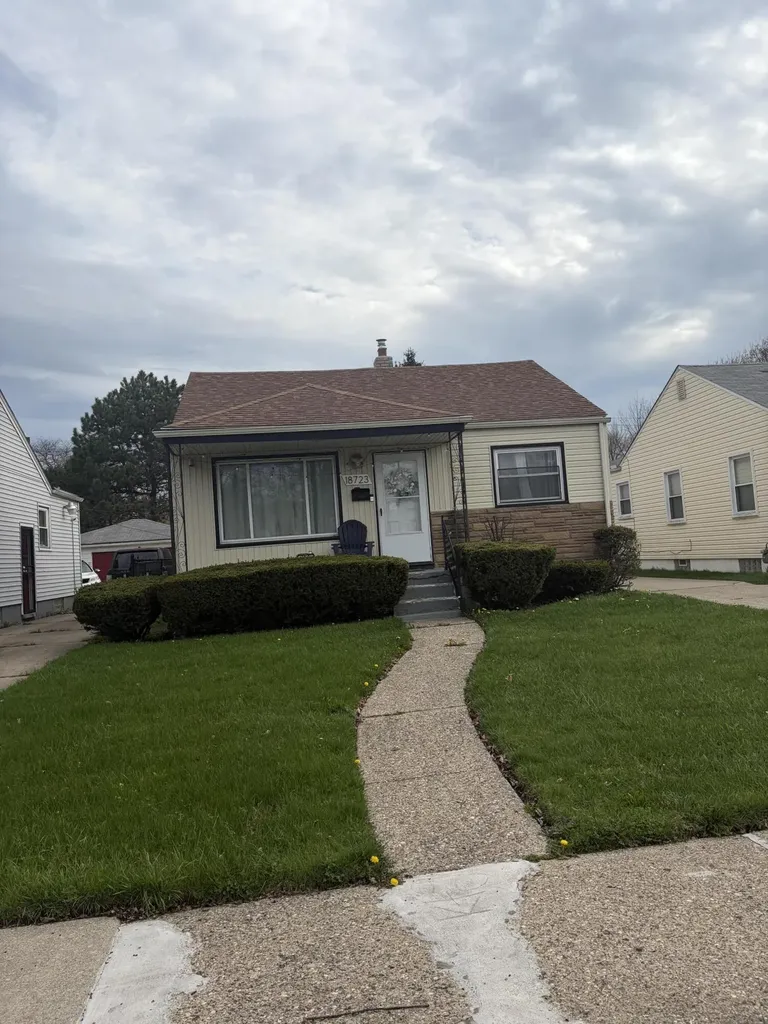 18723 Woodland Street Harper Woods City MI 48225