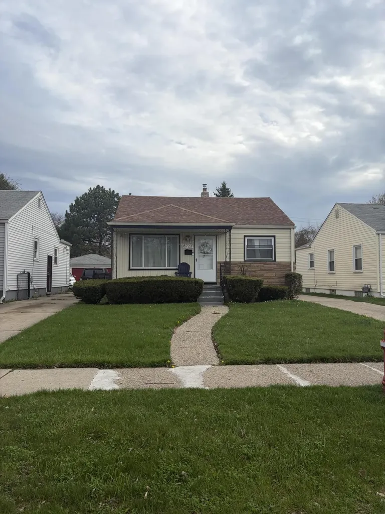 18723 Woodland Street Harper Woods City MI 48225