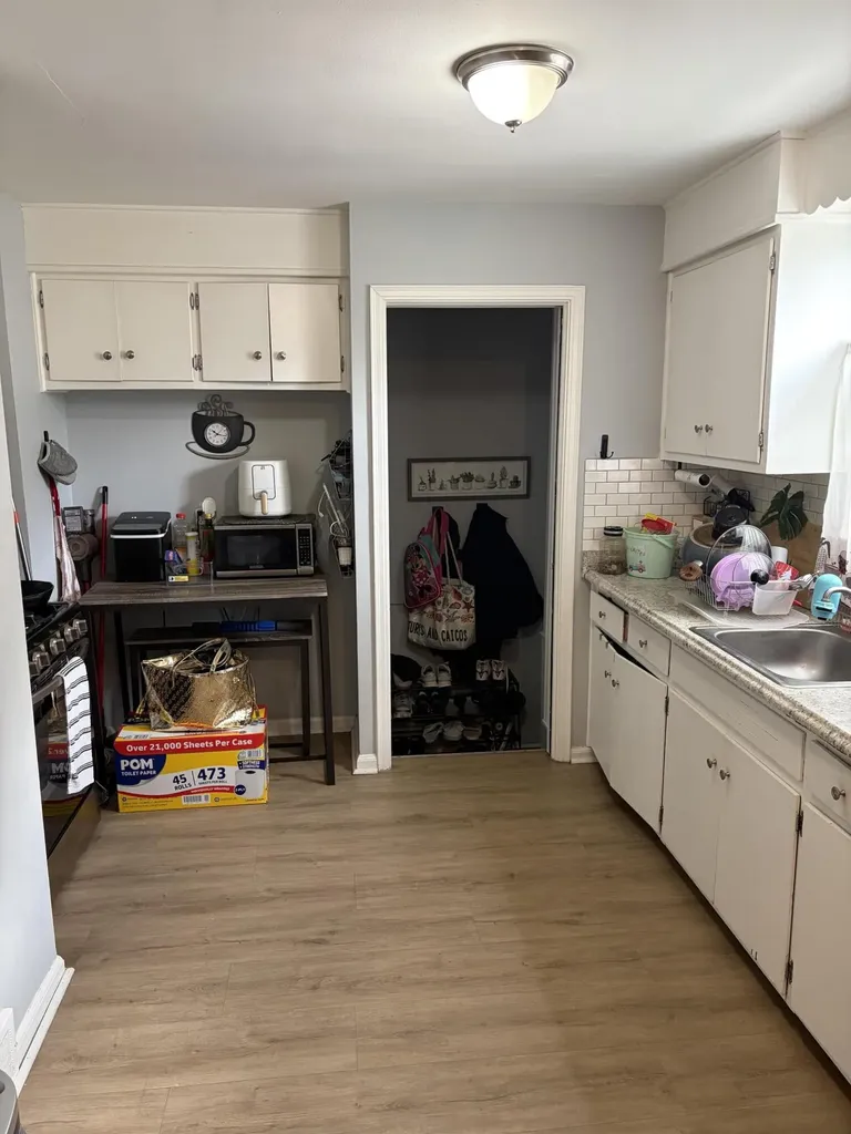 18723 Woodland Street Harper Woods City MI 48225