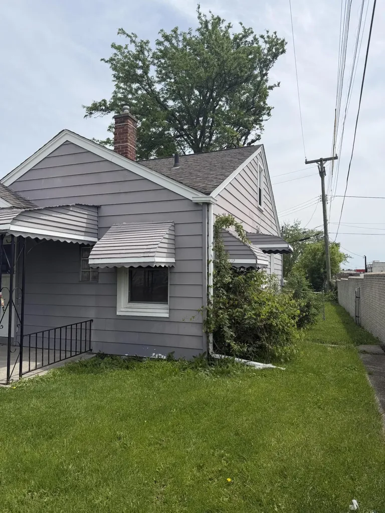 22732 Rosalind Avenue Eastpointe City MI 48021