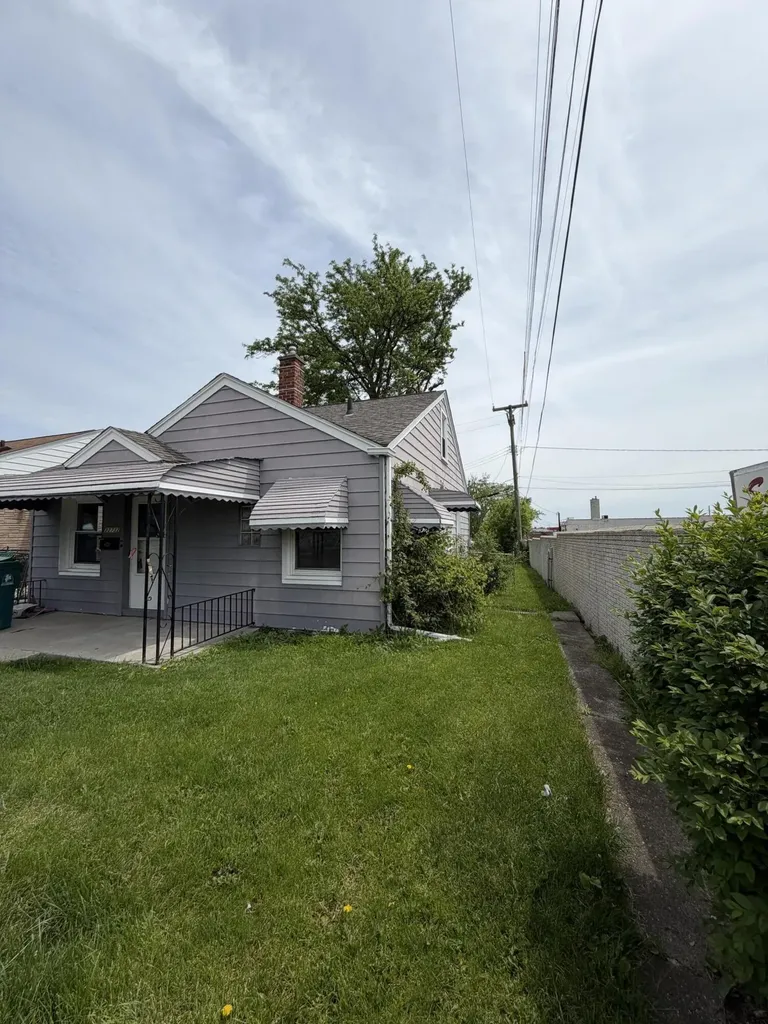 22732 Rosalind Avenue Eastpointe City MI 48021