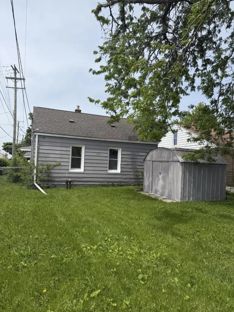 22732 Rosalind Avenue Eastpointe City MI 48021