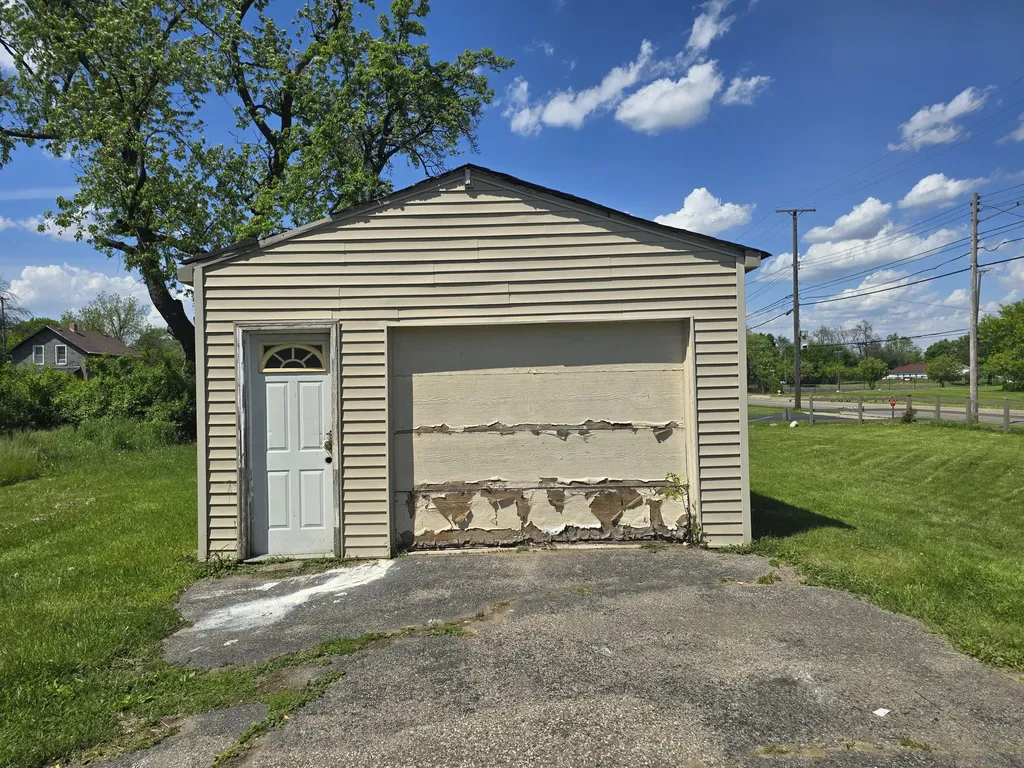 323 Ferry Avenue Pontiac City MI 48341