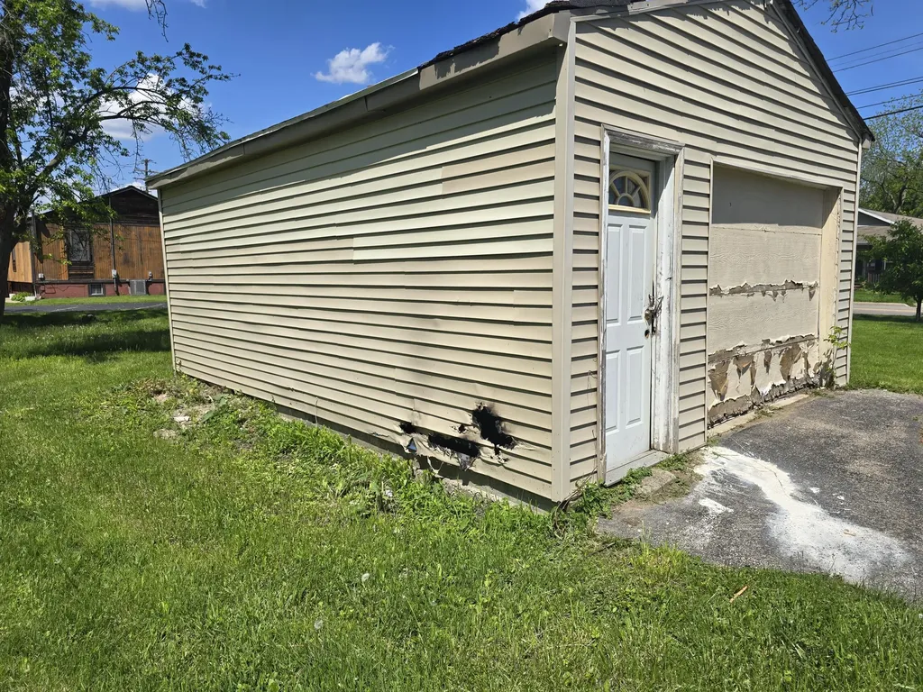 323 Ferry Avenue Pontiac City MI 48341