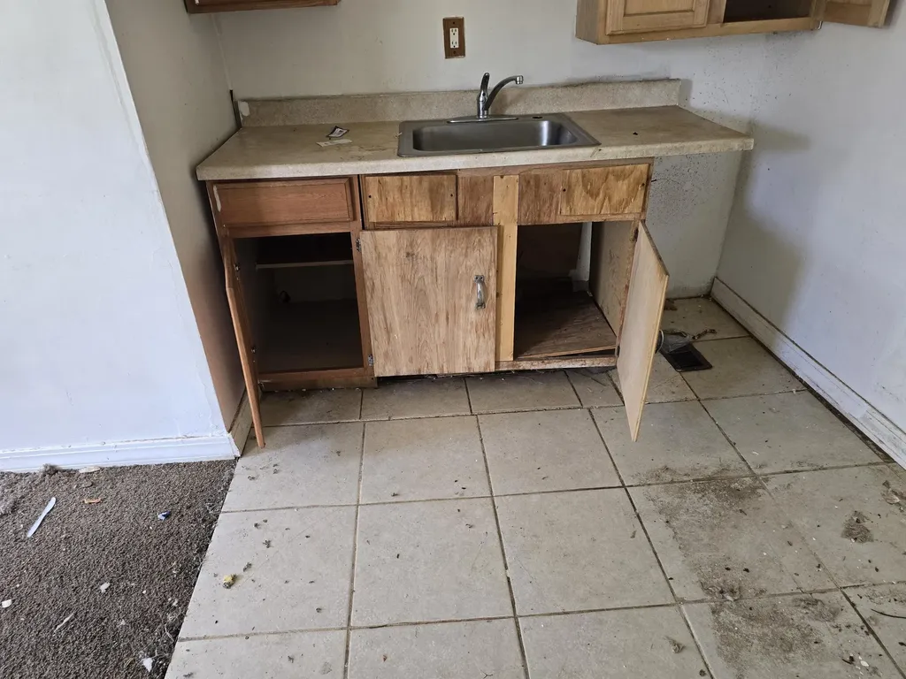 323 Ferry Avenue Pontiac City MI 48341