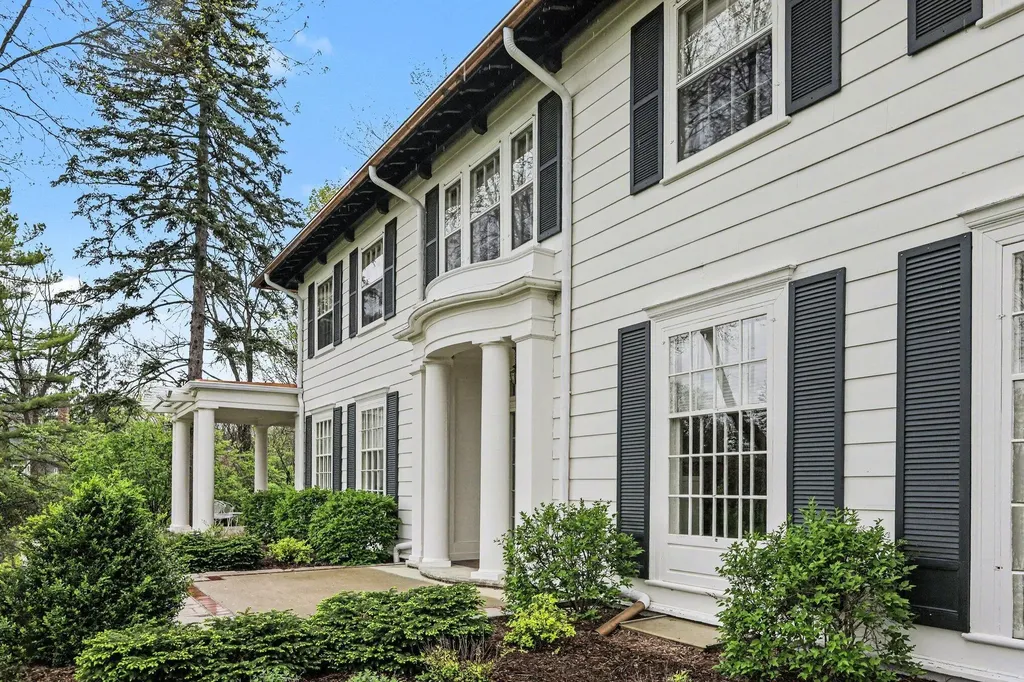 3215 W Dobson Place Ann Arbor City MI 48105