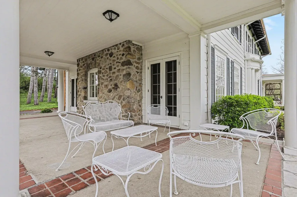 3215 W Dobson Place Ann Arbor City MI 48105