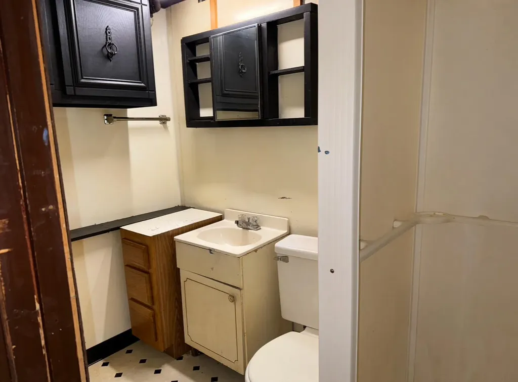 13467 Charlotte Avenue Warren City MI 48089