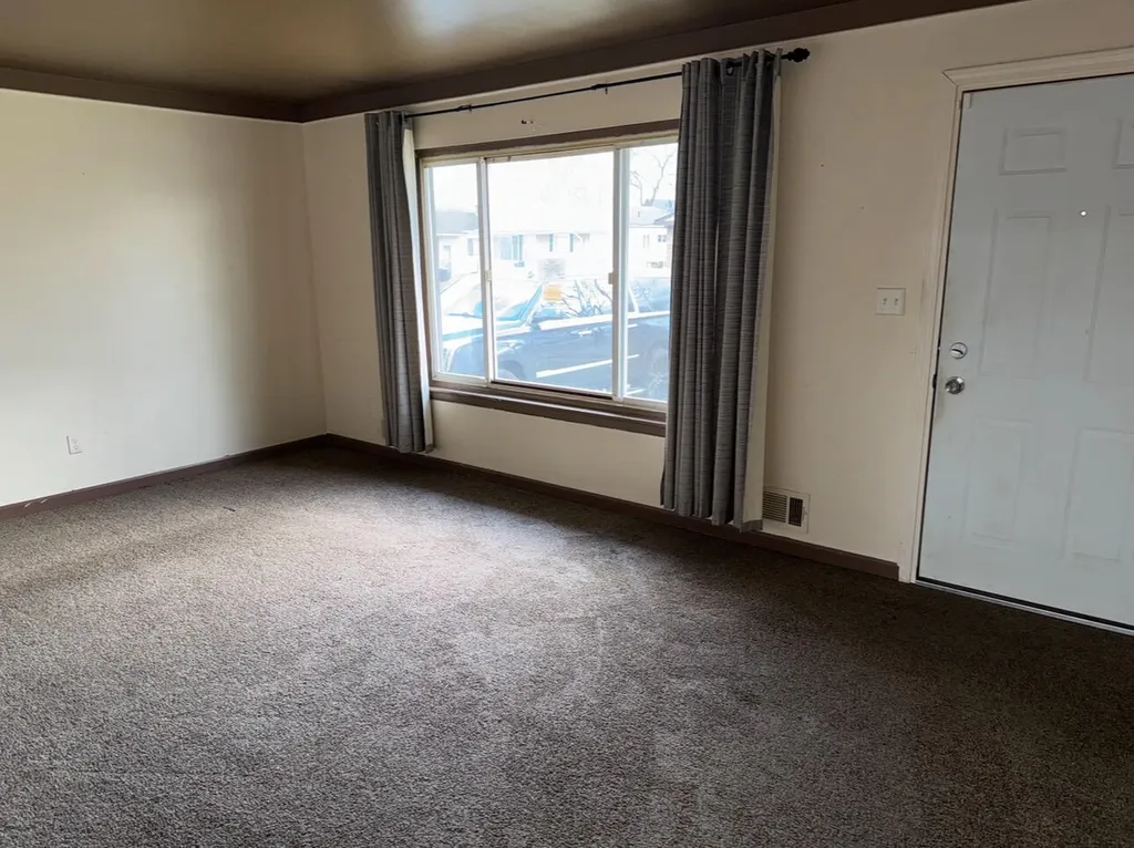 13467 Charlotte Avenue Warren City MI 48089