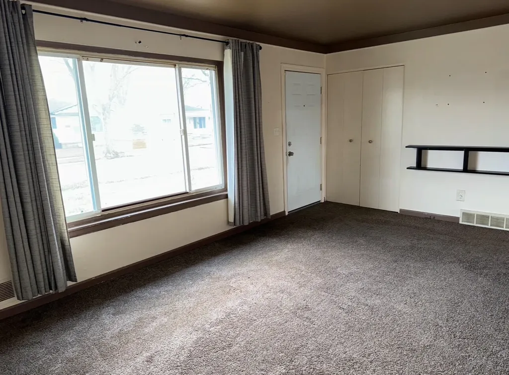13467 Charlotte Avenue Warren City MI 48089