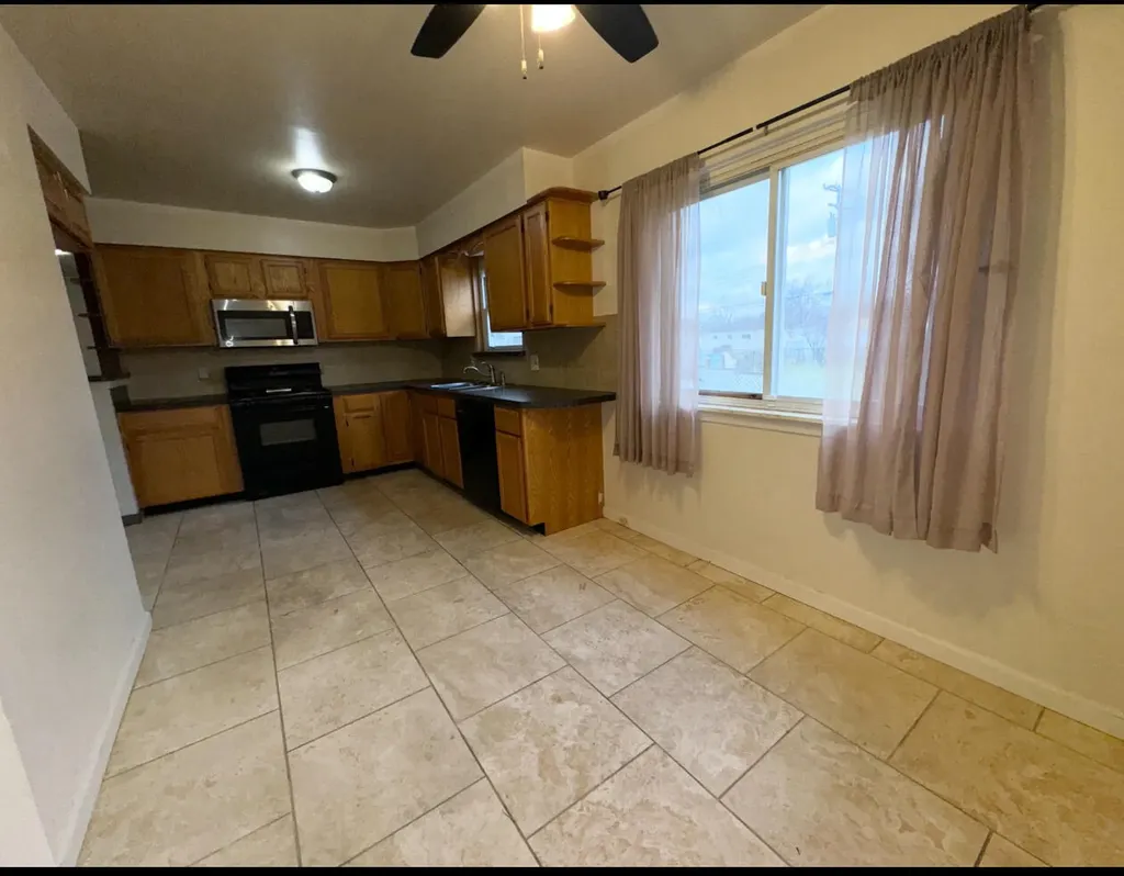 13467 Charlotte Avenue Warren City MI 48089