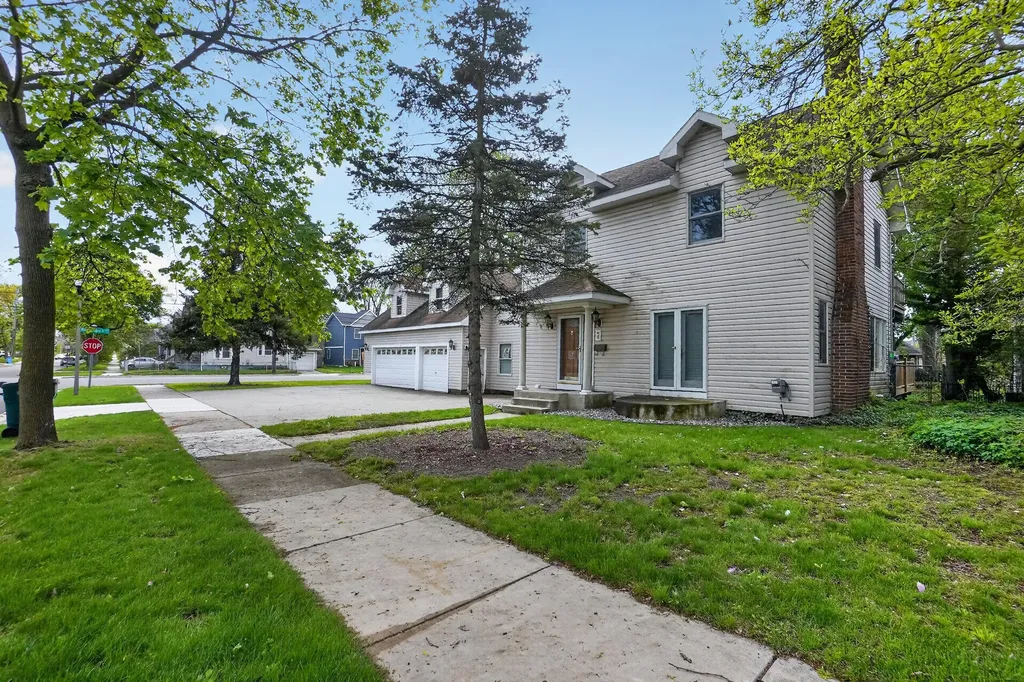 1109 S Genesee Drive Lansing City MI 48915