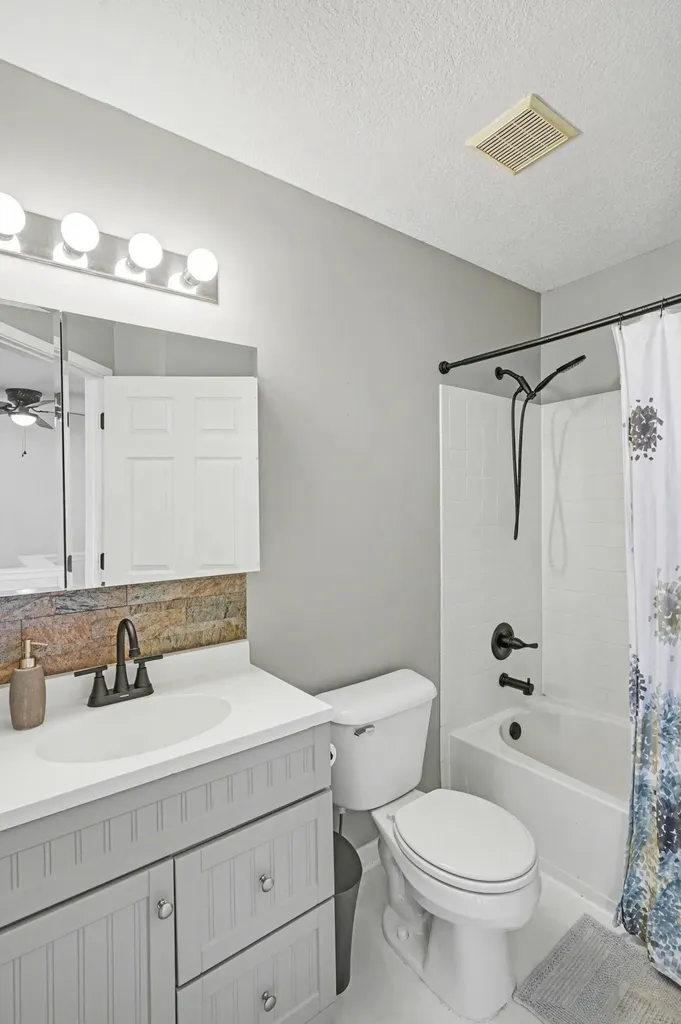4404 Willow View Court Genoa Township MI 48843