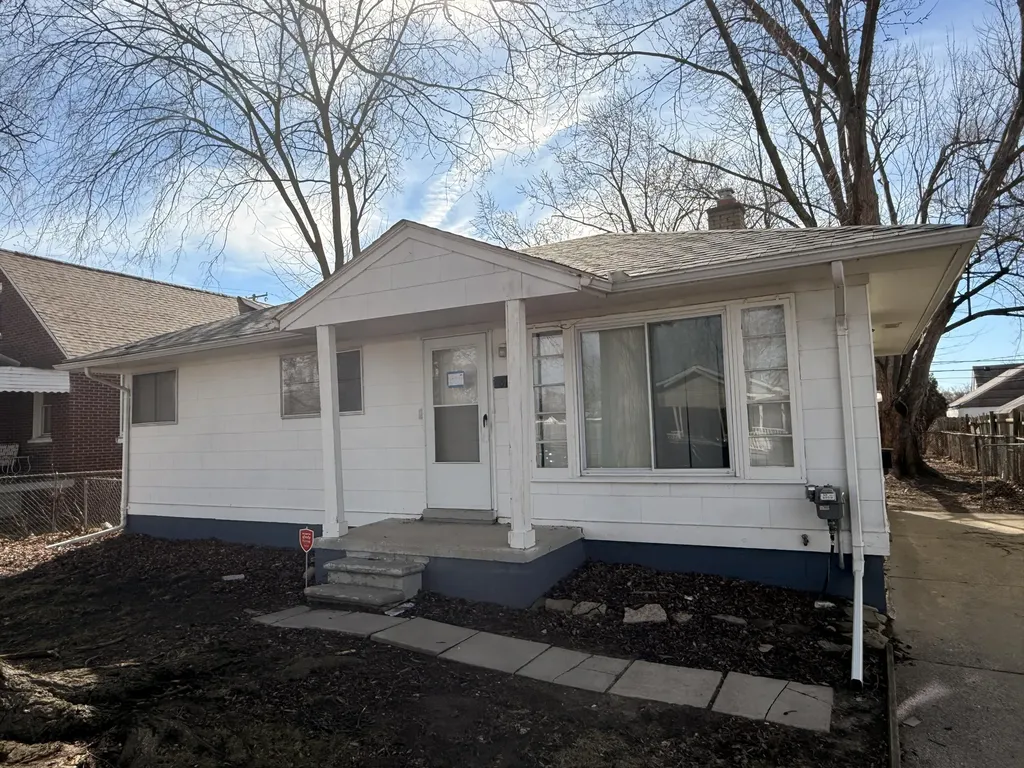 8134 Hudson Avenue Warren City MI 48089