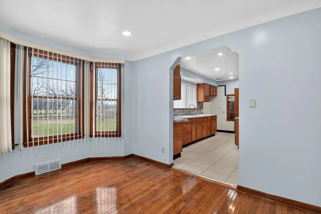 18759 Huntington Avenue Harper Woods City MI 48225
