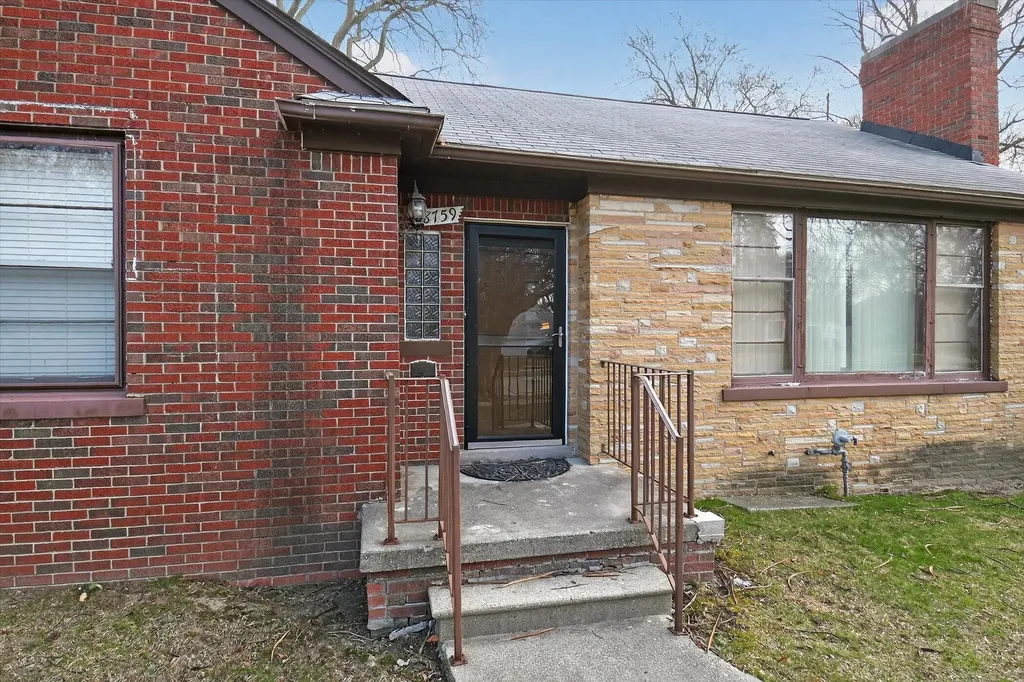 18759 Huntington Avenue Harper Woods City MI 48225