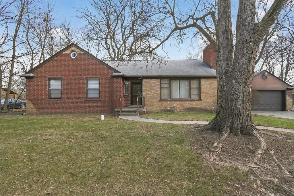18759 Huntington Avenue Harper Woods City MI 48225