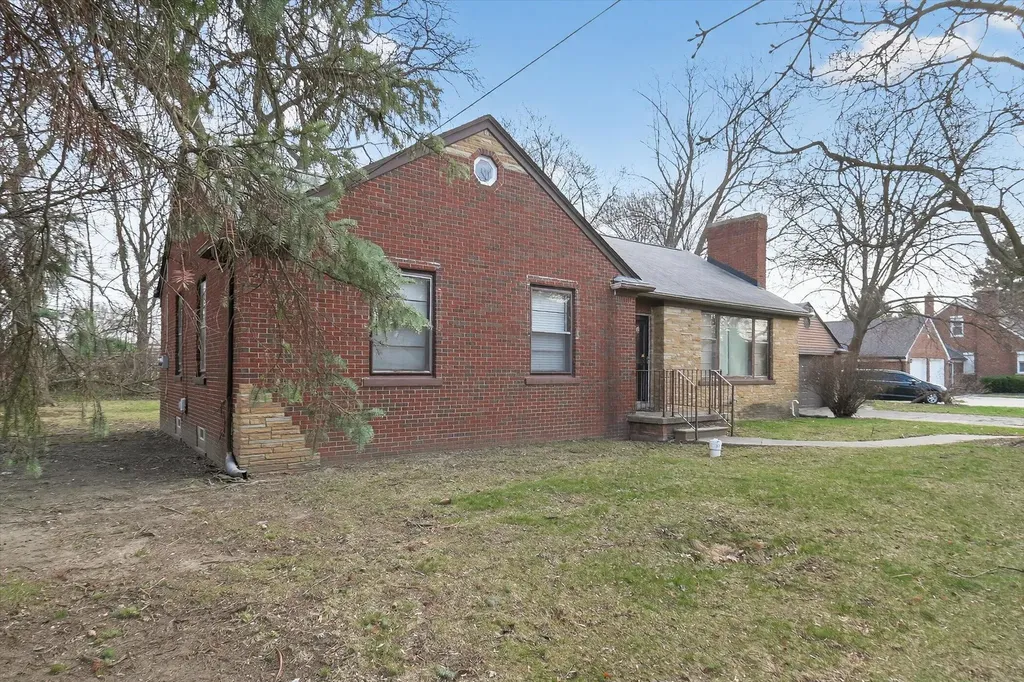 18759 Huntington Avenue Harper Woods City MI 48225