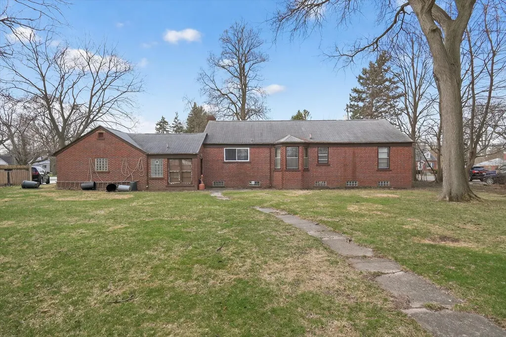 18759 Huntington Avenue Harper Woods City MI 48225