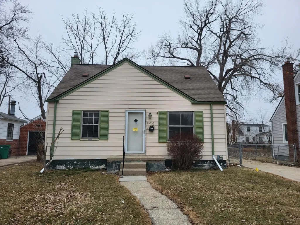 15335 Semrau Avenue Eastpointe City MI 48021