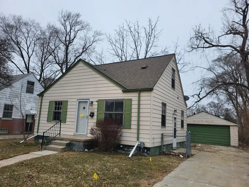 15335 Semrau Avenue Eastpointe City MI 48021
