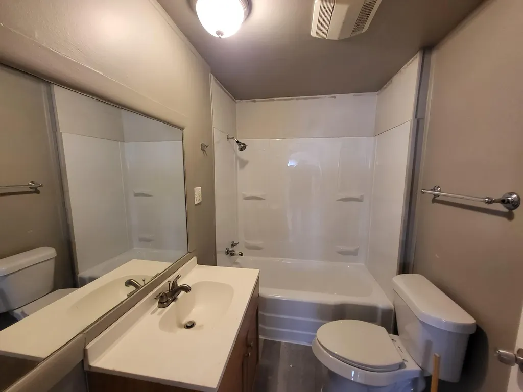 2216 Goulson Avenue Warren City MI 48091