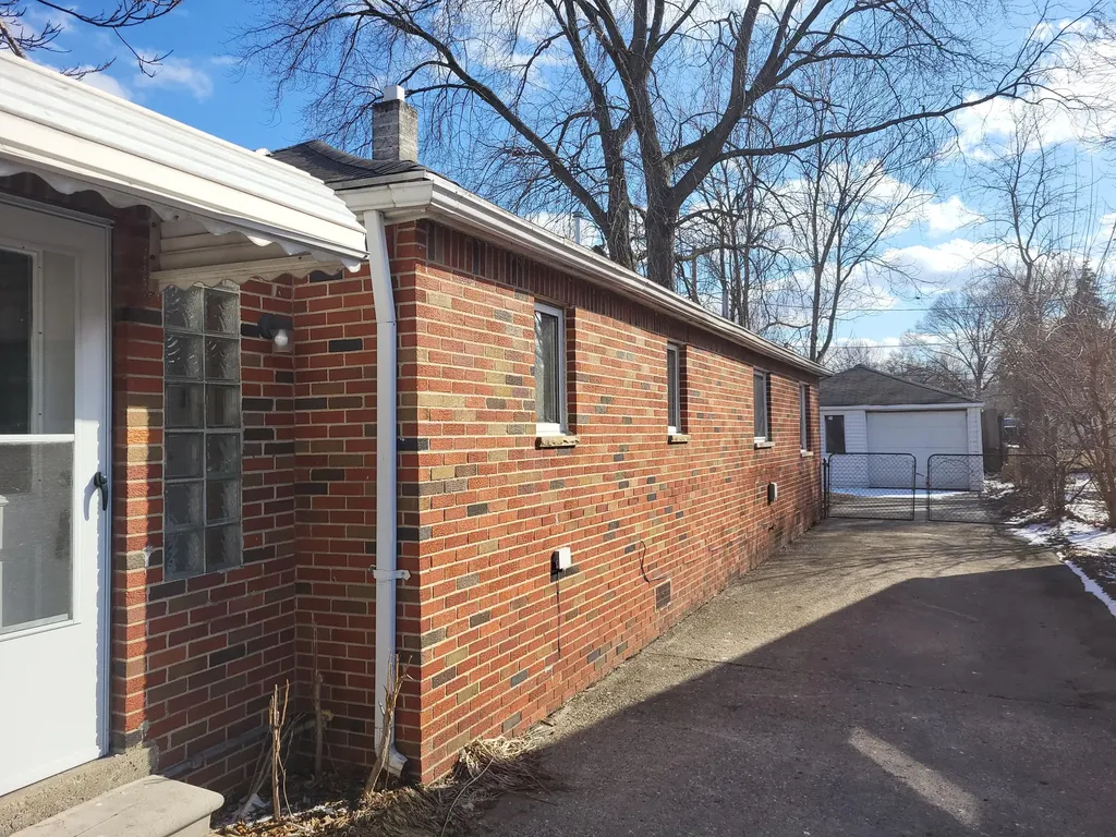 2216 Goulson Avenue Warren City MI 48091