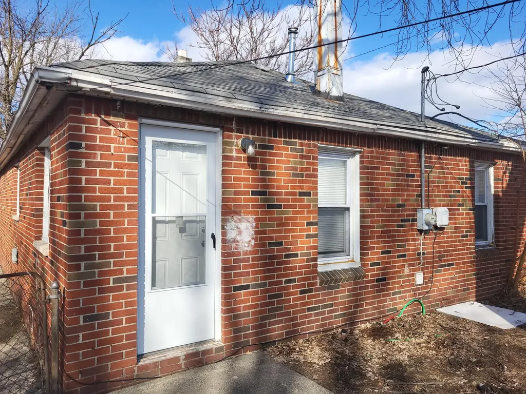 2216 Goulson Avenue Warren City MI 48091