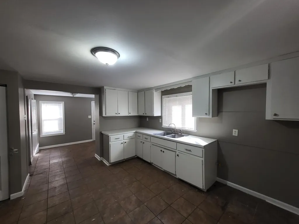 2216 Goulson Avenue Warren City MI 48091