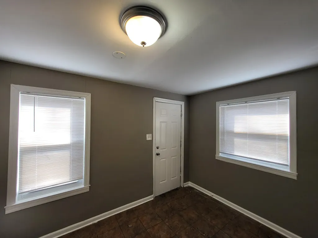 2216 Goulson Avenue Warren City MI 48091