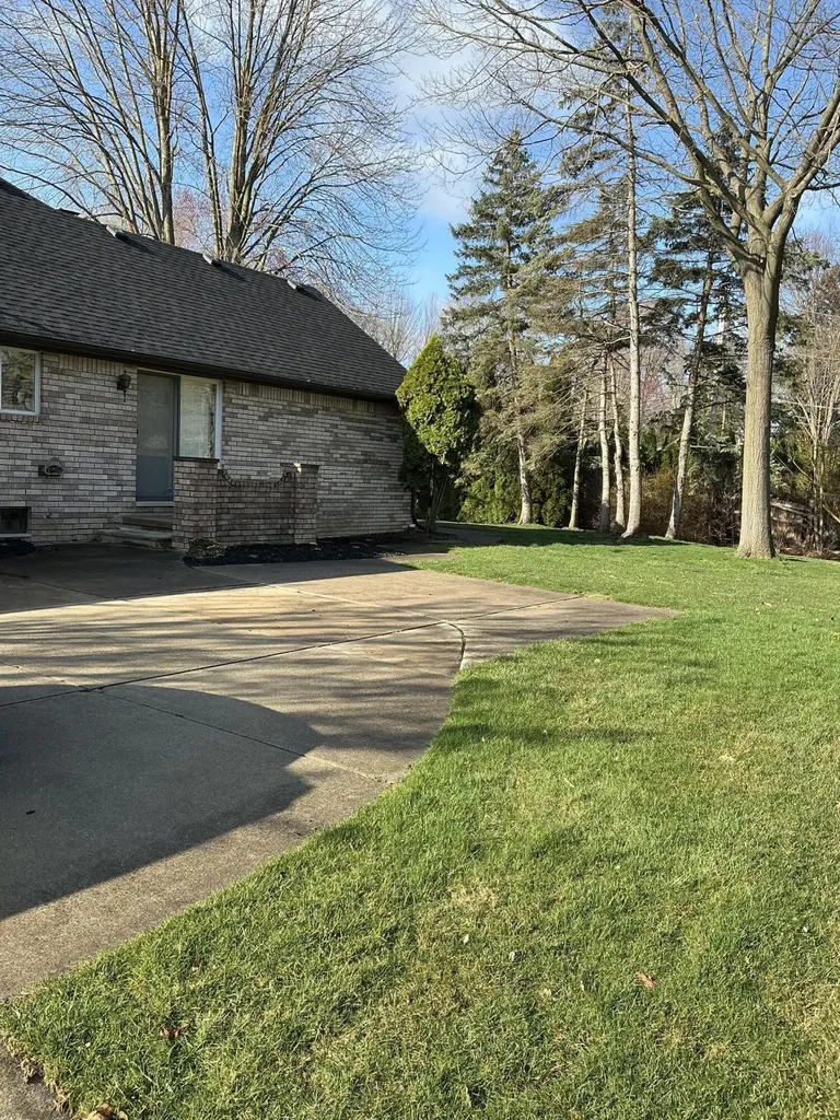 37671 Fiore Trail Clinton Charter Township MI 48036