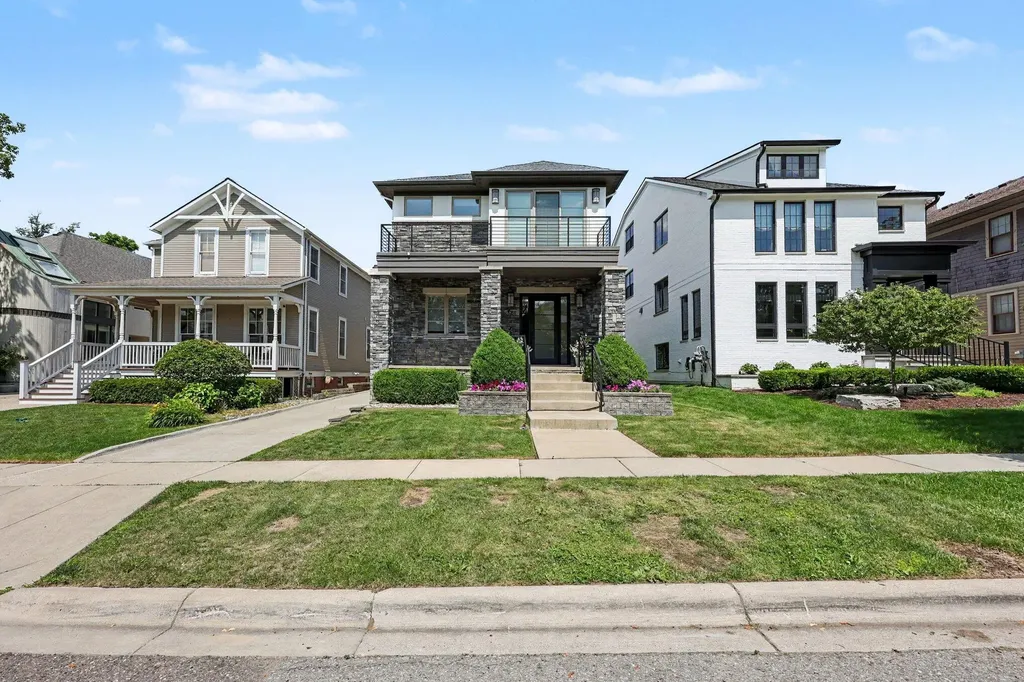 484 Park Street Birmingham City MI 48009