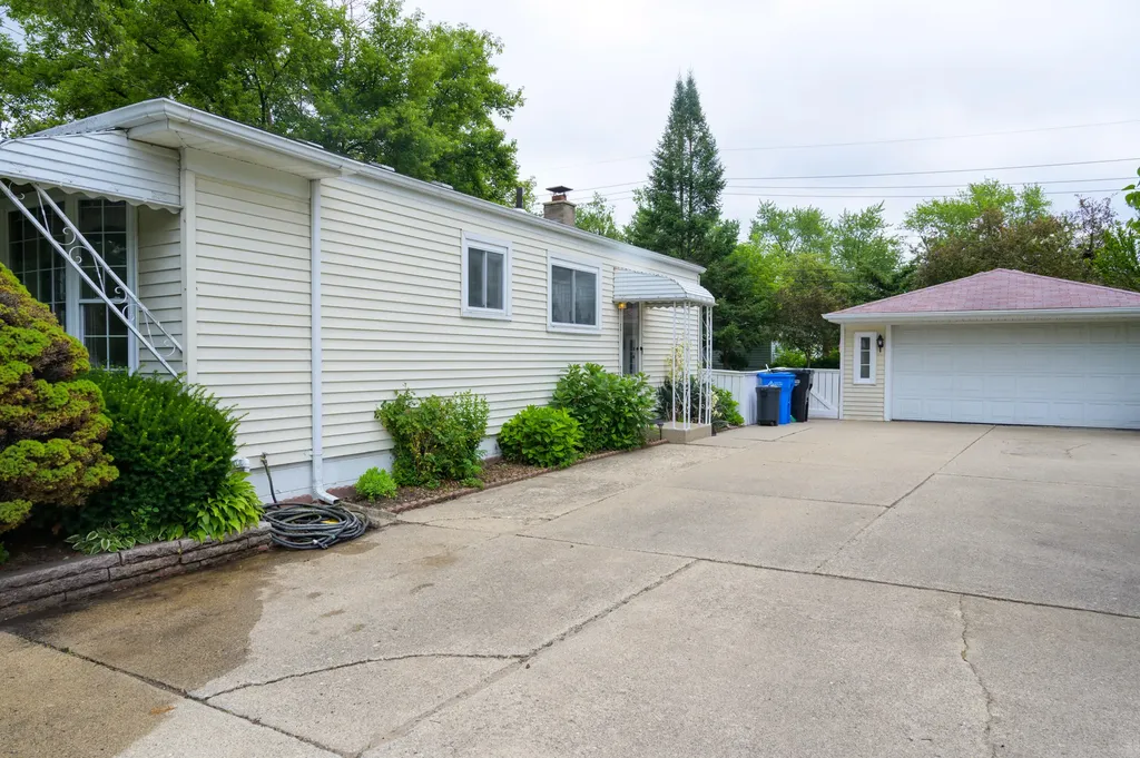 26352 Osmun Street Madison Heights City MI 48071