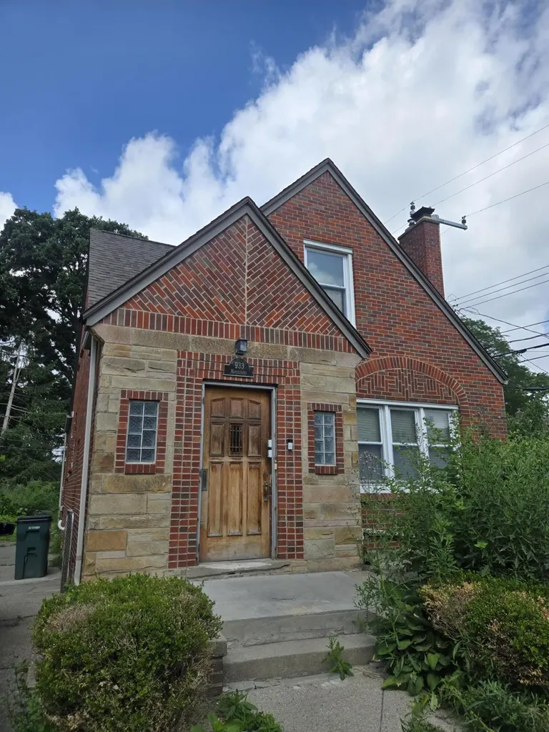 933 Maplegrove Avenue Royal Oak City MI 48067
