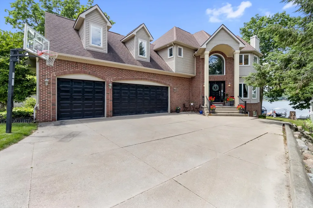 11556 Haylock Springfield Charter Township MI 48350