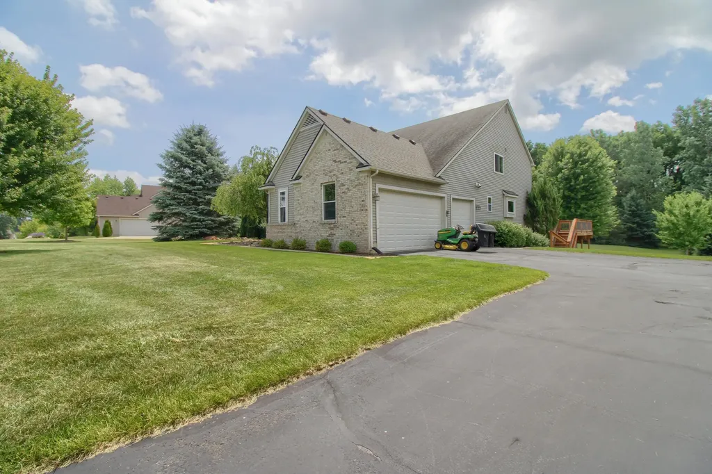 6833 N Meadows Pass Webster Township MI 48130