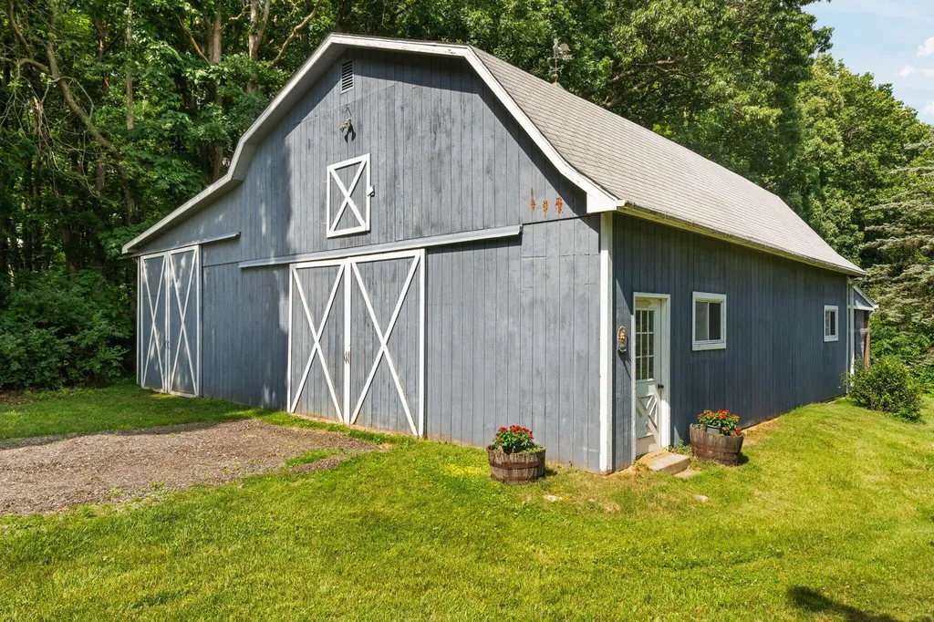 10663 Hall Road Hamburg Township MI 48189