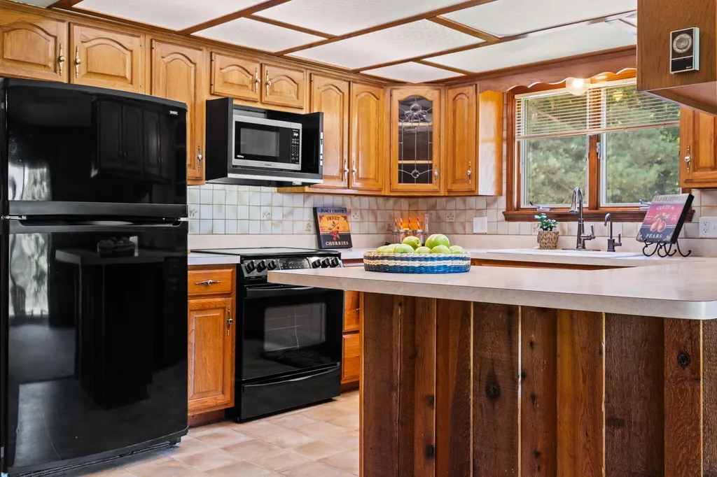 10663 Hall Road Hamburg Township MI 48189