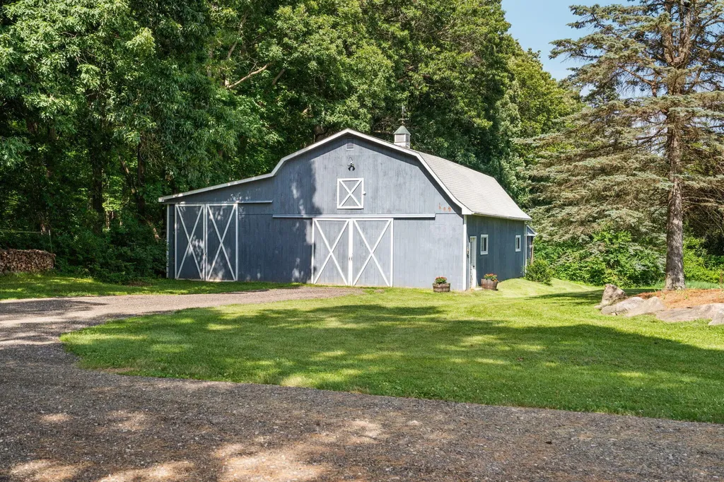 10663 Hall Road Hamburg Township MI 48189