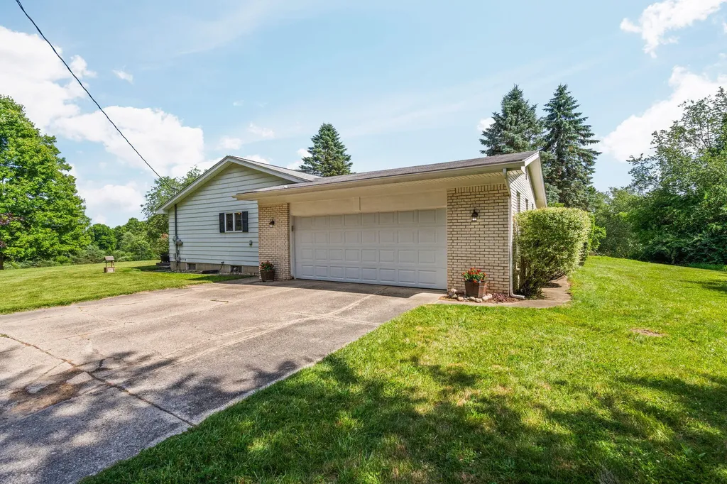 10663 Hall Road Hamburg Township MI 48189