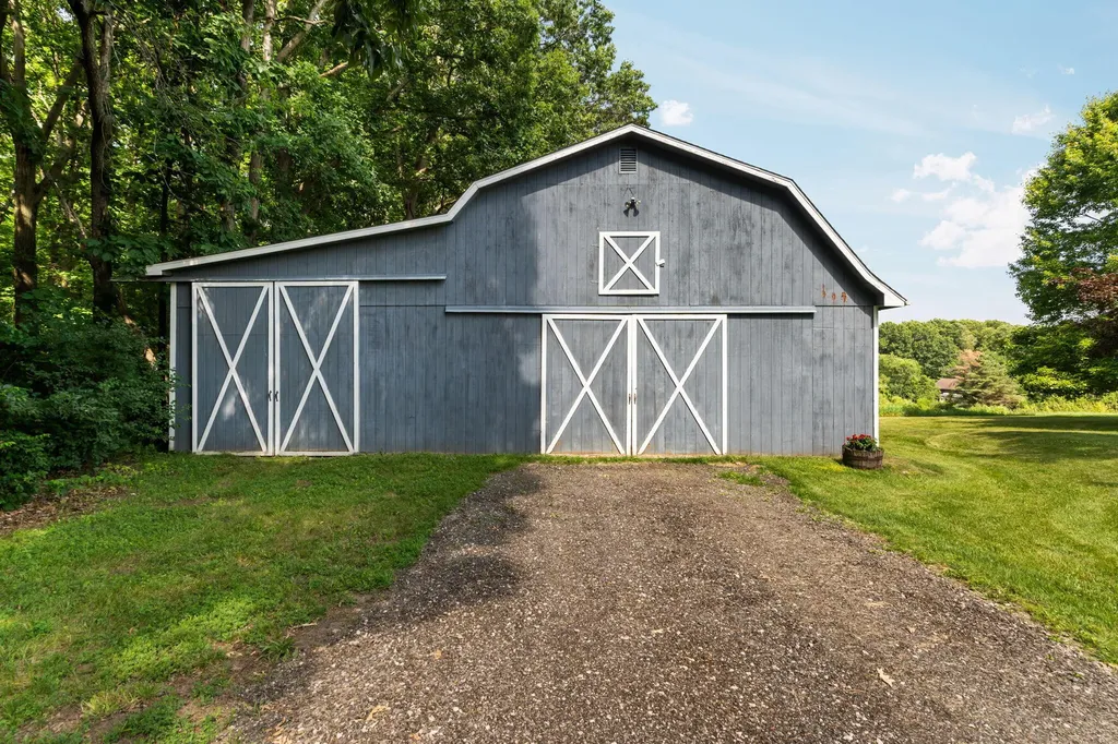 10663 Hall Road Hamburg Township MI 48189